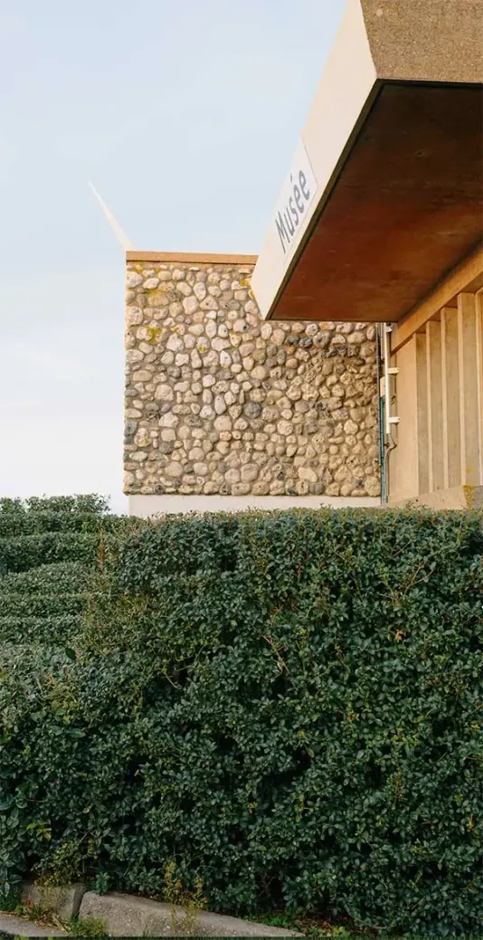 Proyecto arquitectónico en Mallorca con muro de piedra y diseño moderno